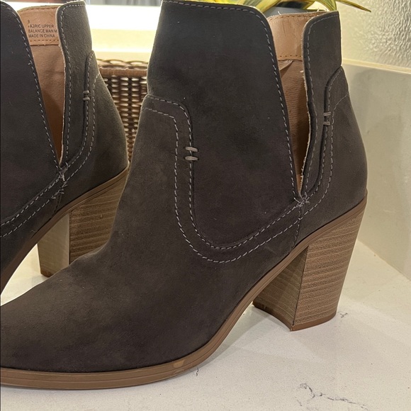 Express brown women’s Ankle Booties size 9 - Picture 5 of 16